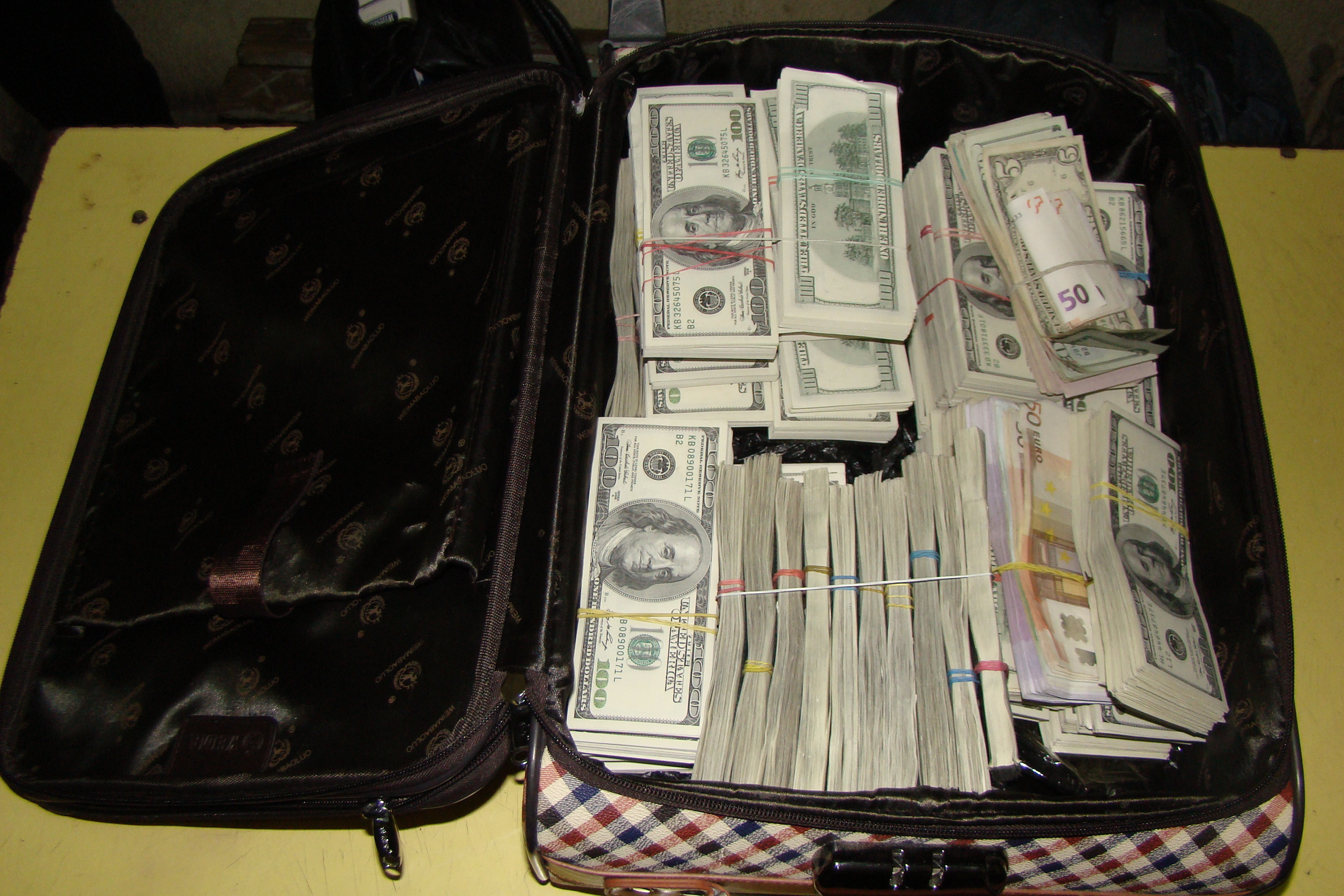 O femeie a vrut sa iasa din tara cu o avere in geamantane. Ce ascundea