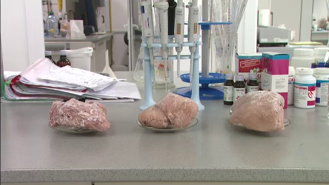 Experiment StirileProTV:Inghitim sare cu forta, fara sa stim. Cat se injecteaza intr-un kg de curcan