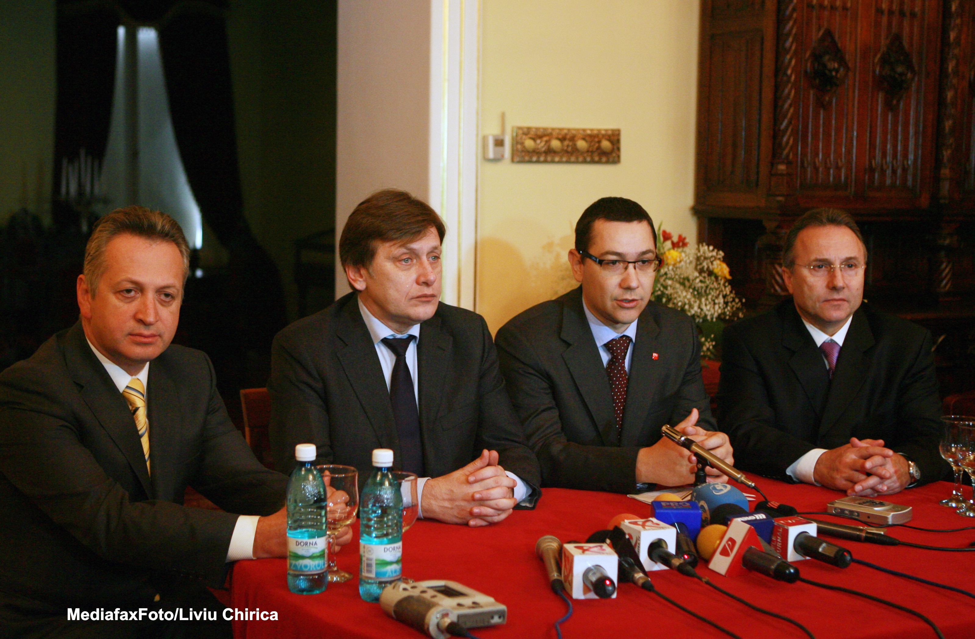 Ponta anunta ca nu ii va transmite lui Basescu propunerea de revocare a lui Fenechiu