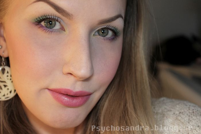 Cum reuseste aceasta tanara sa se transforme cu ajutorul machiajului. Talentul ei e incredibil