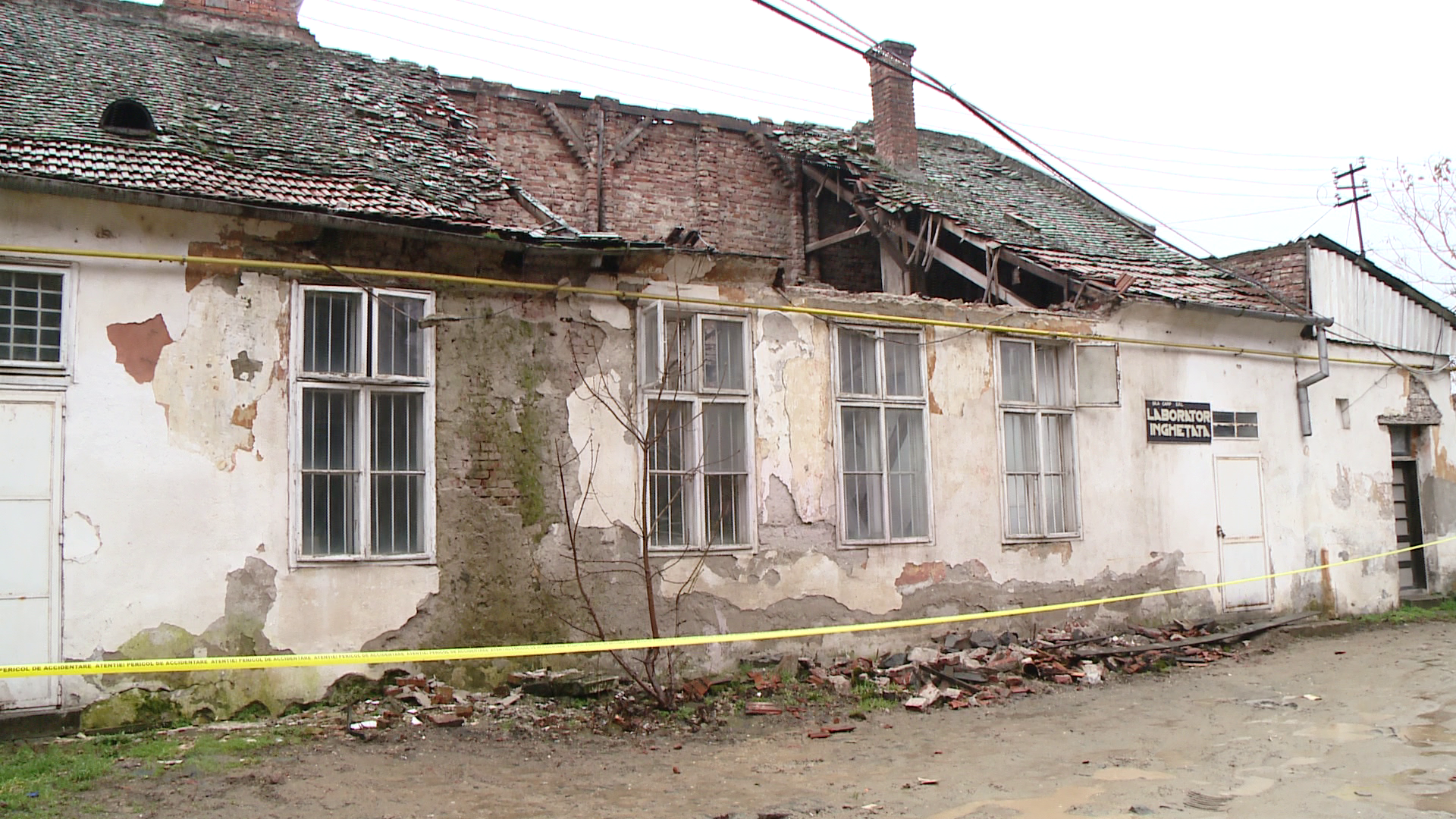 Pericol de explozie dupa ce un acoperis s-a prabusit in Piata Traian. Galerie FOTO