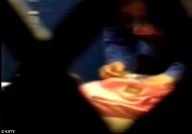 VIDEO. S-a ascuns in vestiar, ca sa afle cine fura banii din ghiozdanele elevilor. Cine era hotul