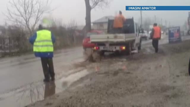 Imagini la limita absurdului. Cum se astupa gropi de 3 metri, pe lapovita: "E mult, mult mai ieftin"