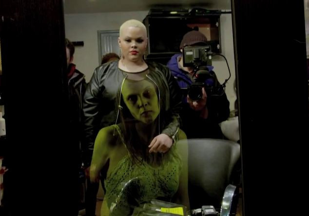 "Uite o stafie in oglinda!". Farsa care a ingrozit toate femeile dintr-un salon de frumusete. VIDEO