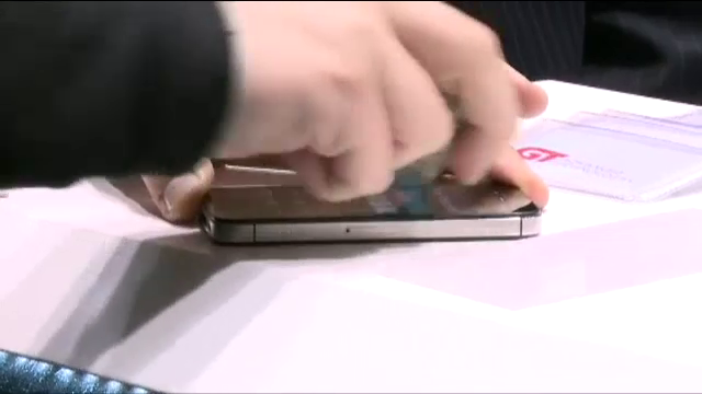 Ecranul de iPhone care nu se va zgaria niciodata. Inventia testata de George Buhnici la MWC 2013