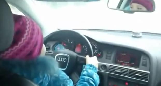 VIDEO. O fetita de 8 ani din Rusia, la volanul unui Audi. Viteza atinsa: 100 km/h