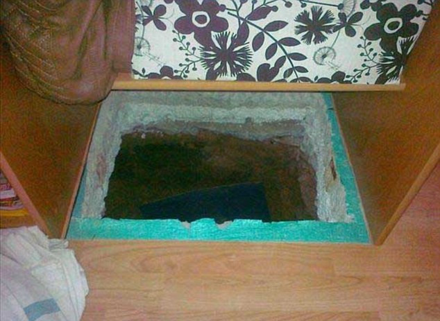 S-a ascuns in casa intr-o groapa de 2 metri ca sa scape de politie: ce l-a dat de gol