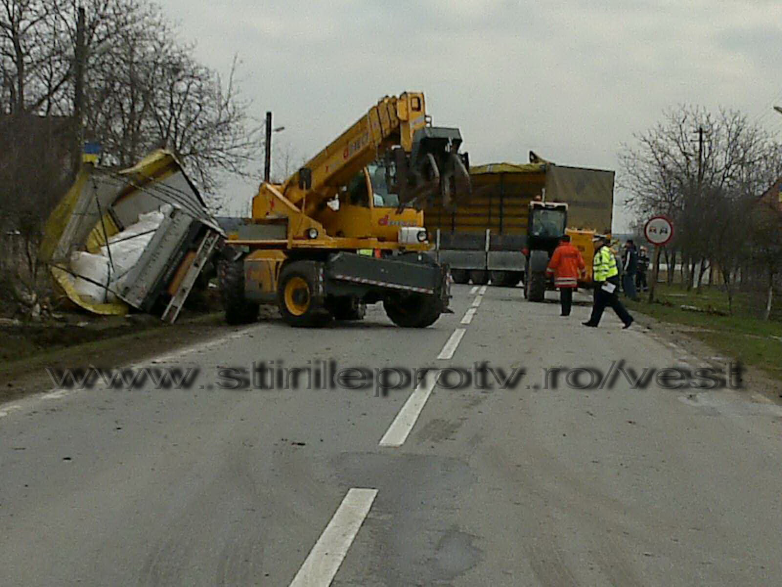 Pericol de explozie in Timis. O cisterna incarcata cu nitrat de amoniu s-a rasturnat. FOTO