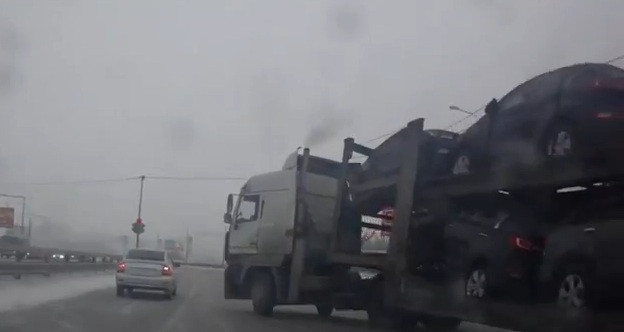 A incercat sa opreasca la un semafor pe autostrada, dar a pierdut controlul in ultima clipa: Ce urmeaza e dezastru: VIDEO