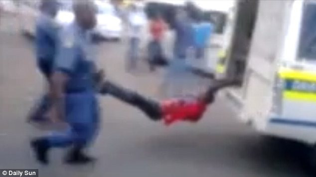 VIDEO SOCANT. Un taximetrist, linsat de politisti pentru ca a parcat ilegal in Africa de Sud