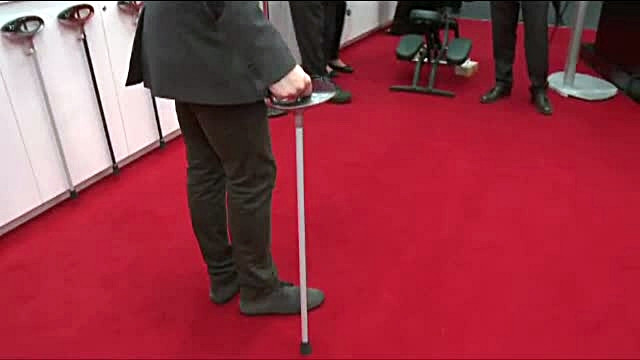 MWC 2013. Bastonul inteligent, destinat persoanelor in varsta. Este dotat cu GPS, Wi-Fi si bluetooth