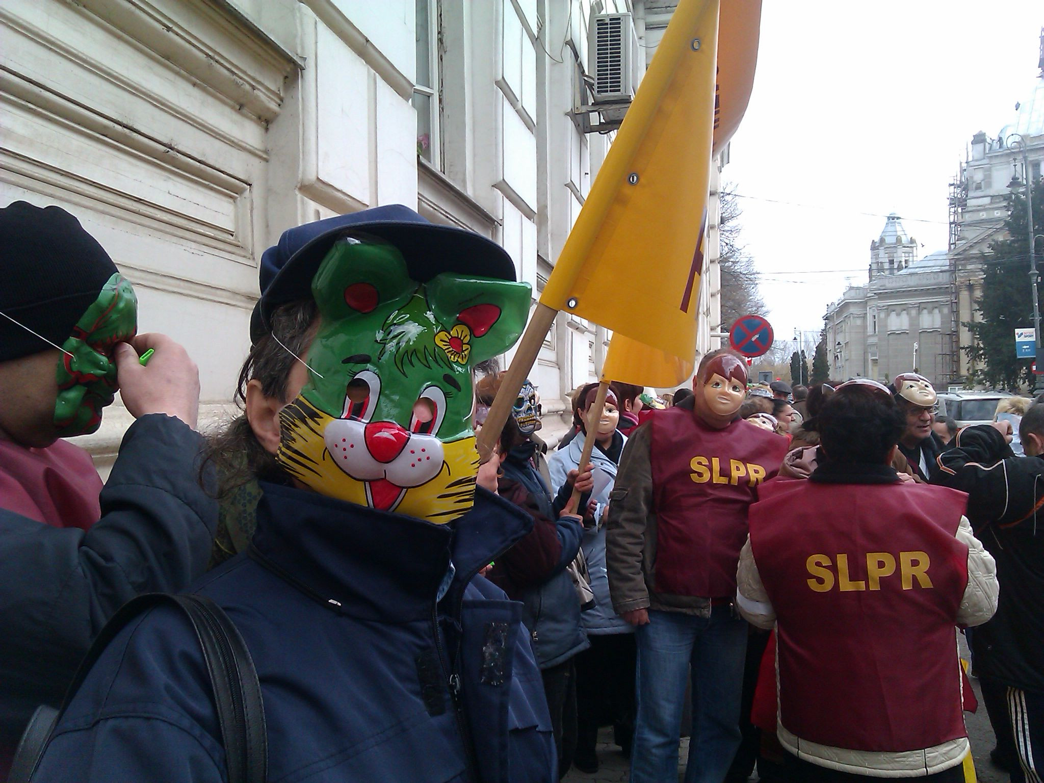 Postasii aradeni s-au transfromat in monstri si animalute pentru un protest zgomotos de doua ore