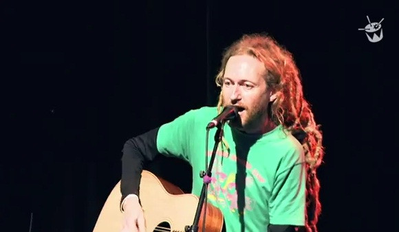 A crezut ca are cancer. Doctorii i-au scos cantaretului punk rock un ou de tenie din creier