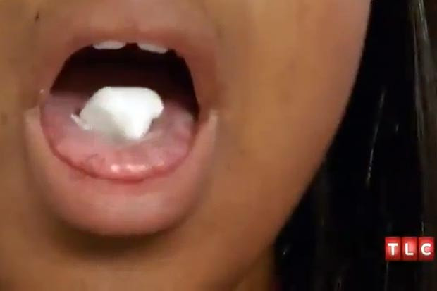 Femeia care mananca 15 deodorante stick pe luna. "Ma doare stomacul, dar nu ma pot opri"