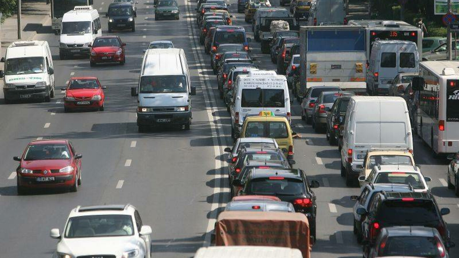 Un copil de 3 ani din SUA a luat volanul masinii de la mama sa, care era beata. Ce s-a intamplat mai departe