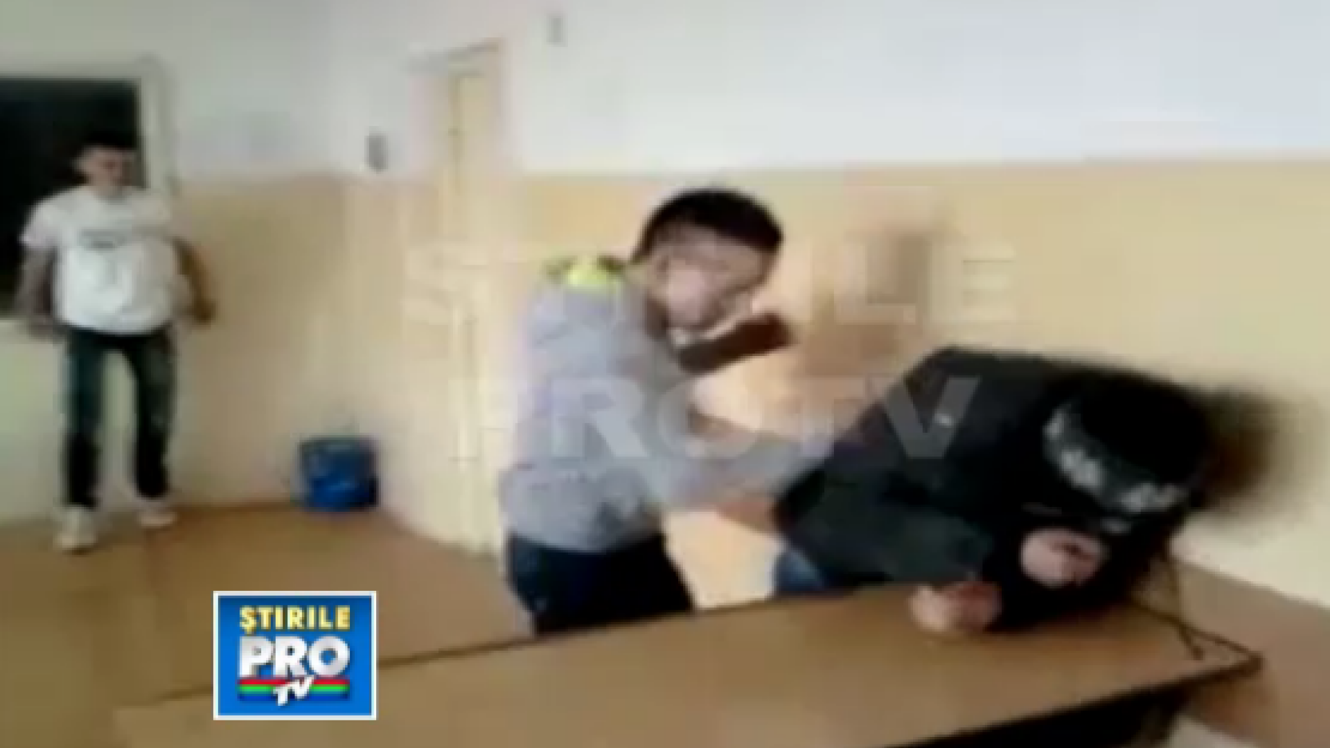 Incident violent intr-o scoala din Braila. Un elev este snopit in bataie de cativa colegi. VIDEO