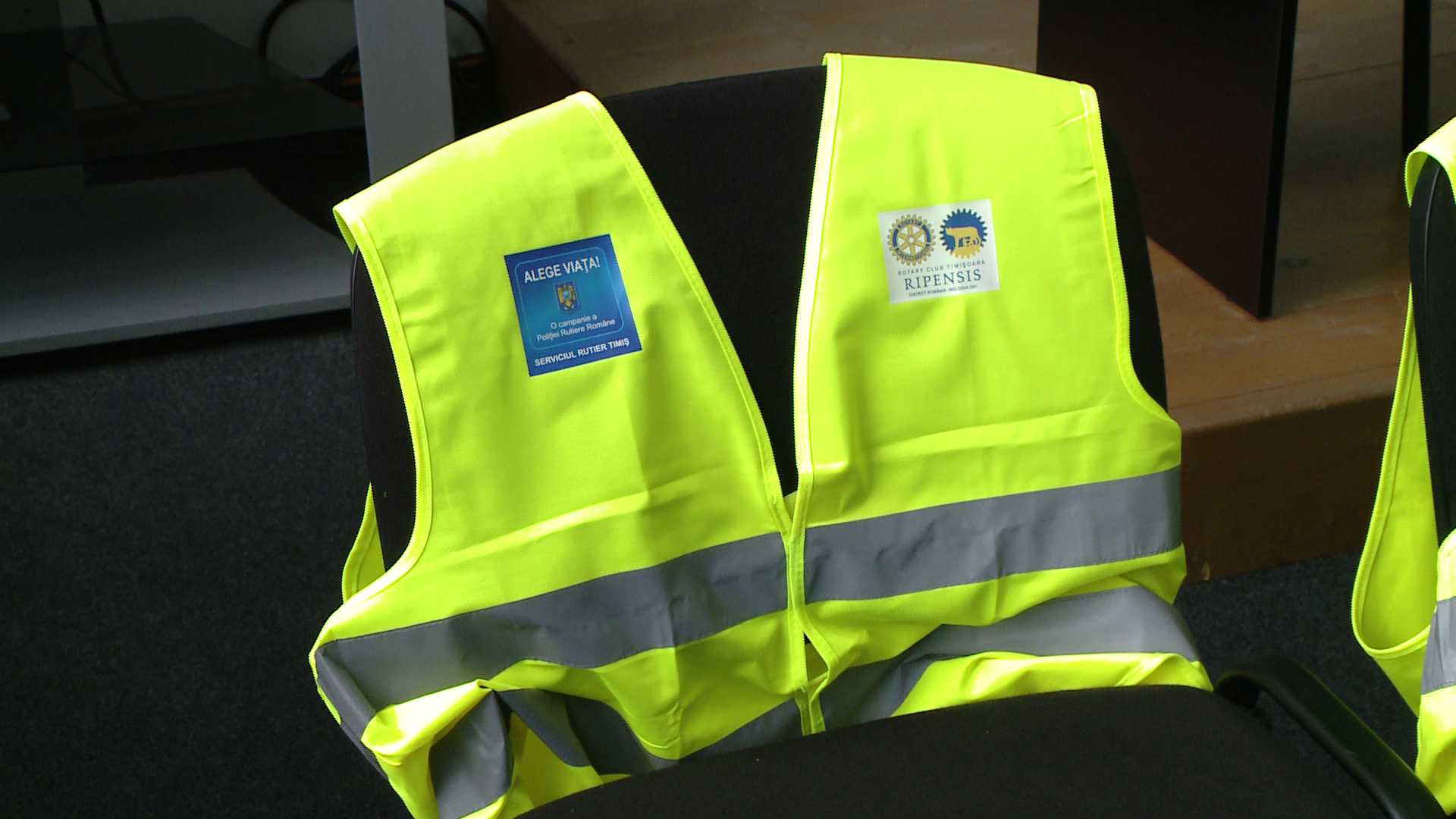 In martie, nici barbatii nu sunt neglijati. Politistii de la Rutiera le-au pregatit o surpriza