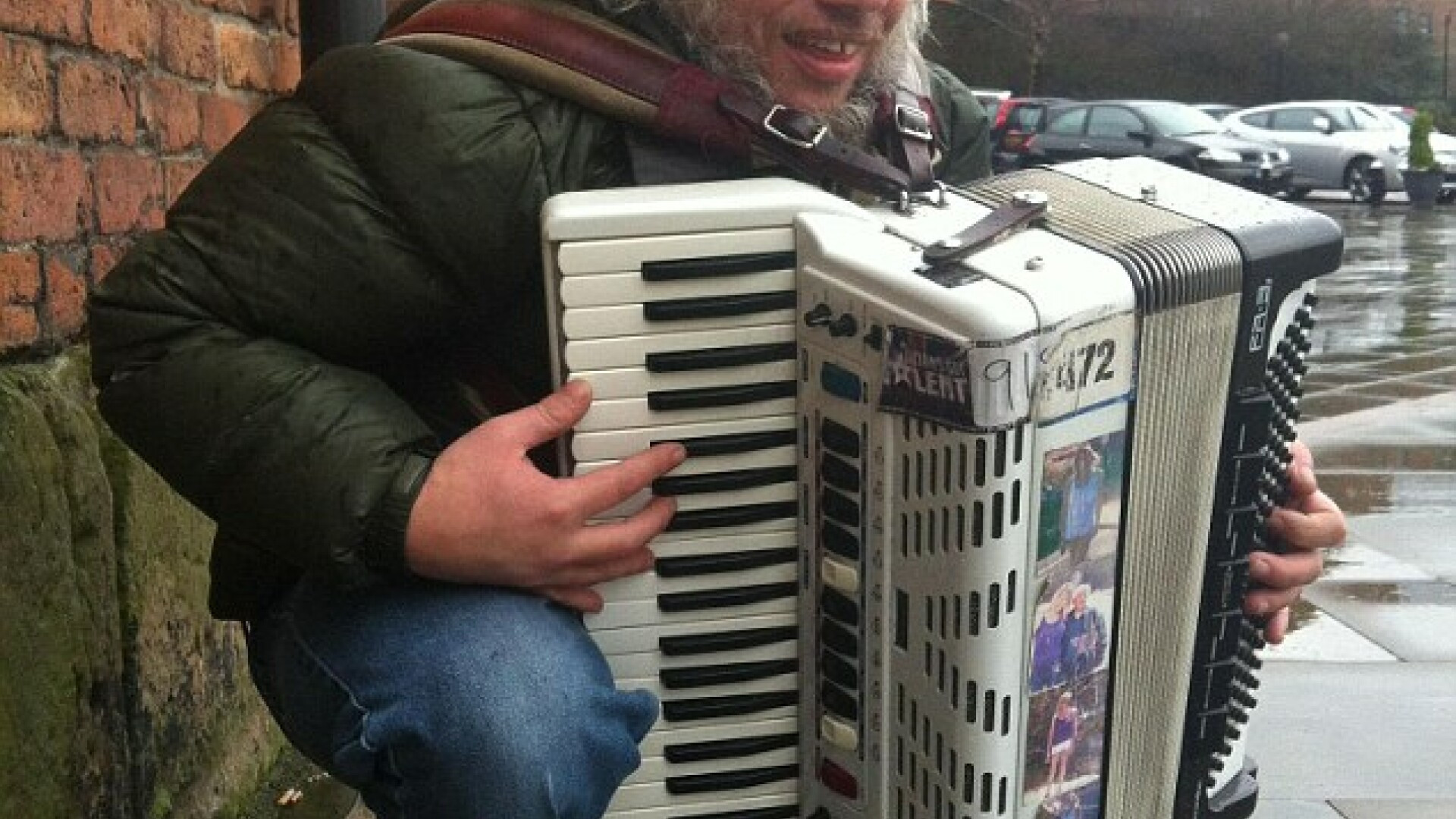 Din om al strazii, a ajuns de nerecunoscut. Femeia potrivita s-a oprit si l-a ascultat cantand. FOTO