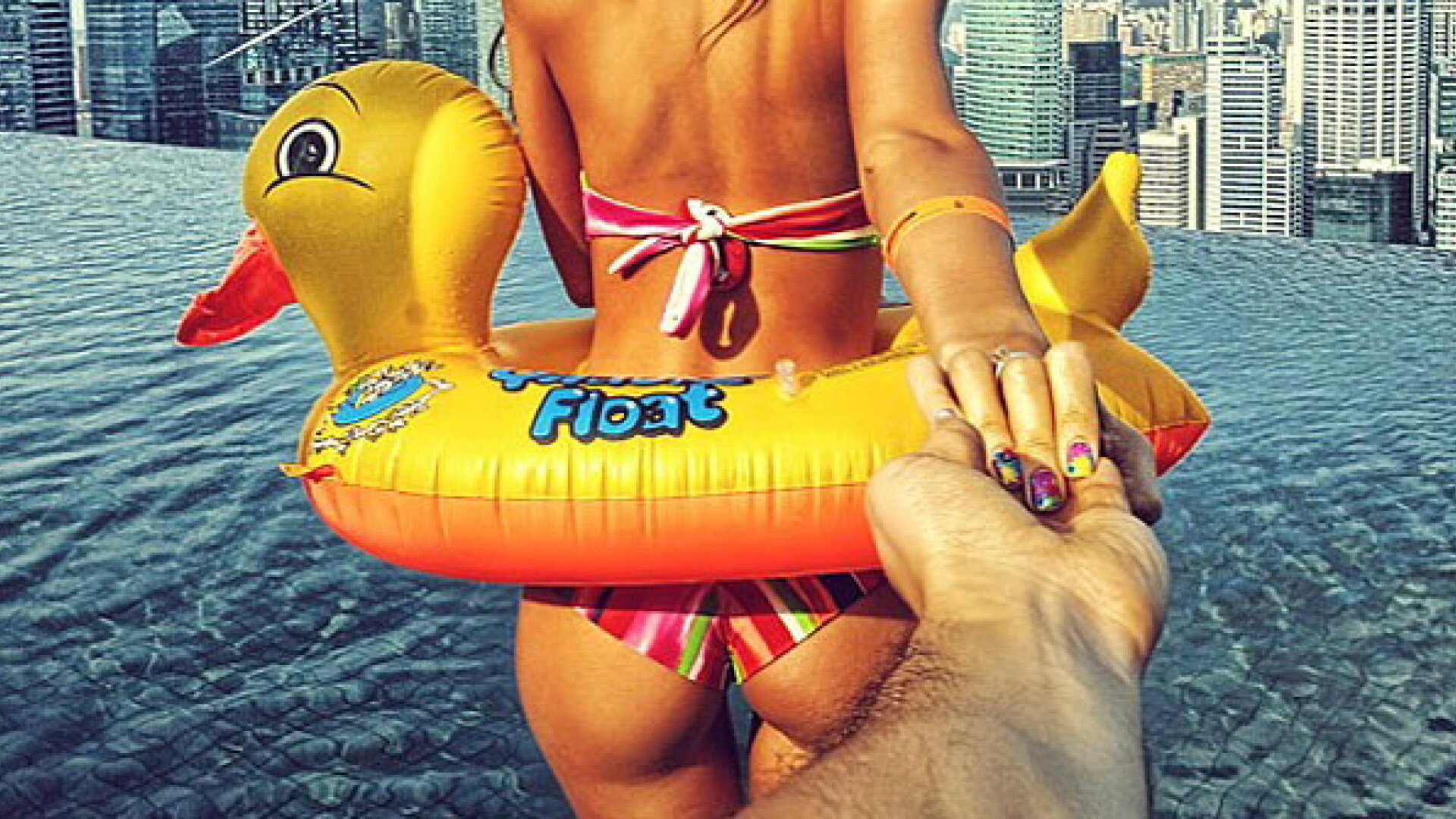 Si-a fotografiat iubita tinandu-l de mana in cele mai frumoase locuri de pe planeta FOTO