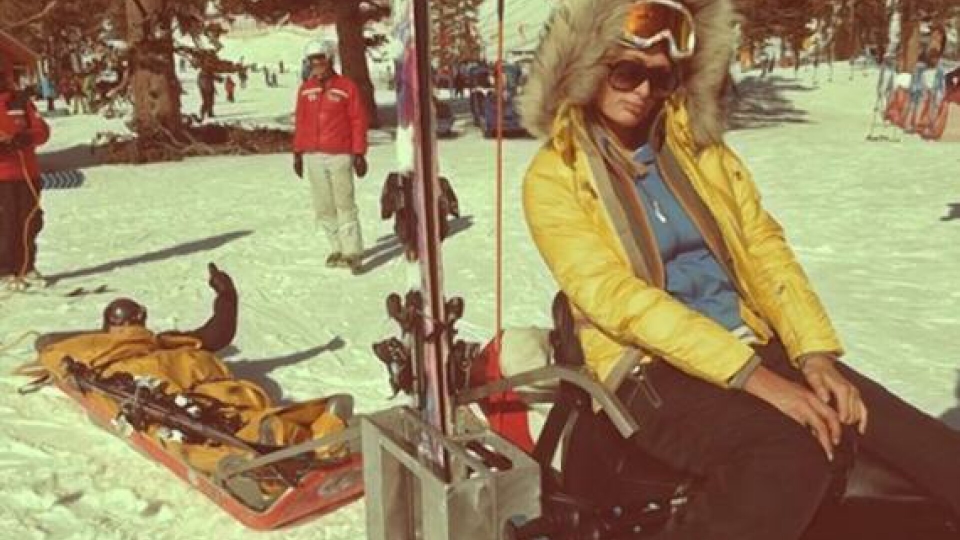 Cum a pozat Paris Hilton pentru retelele sociale in timp ce iubitul ei sangera pe o targa