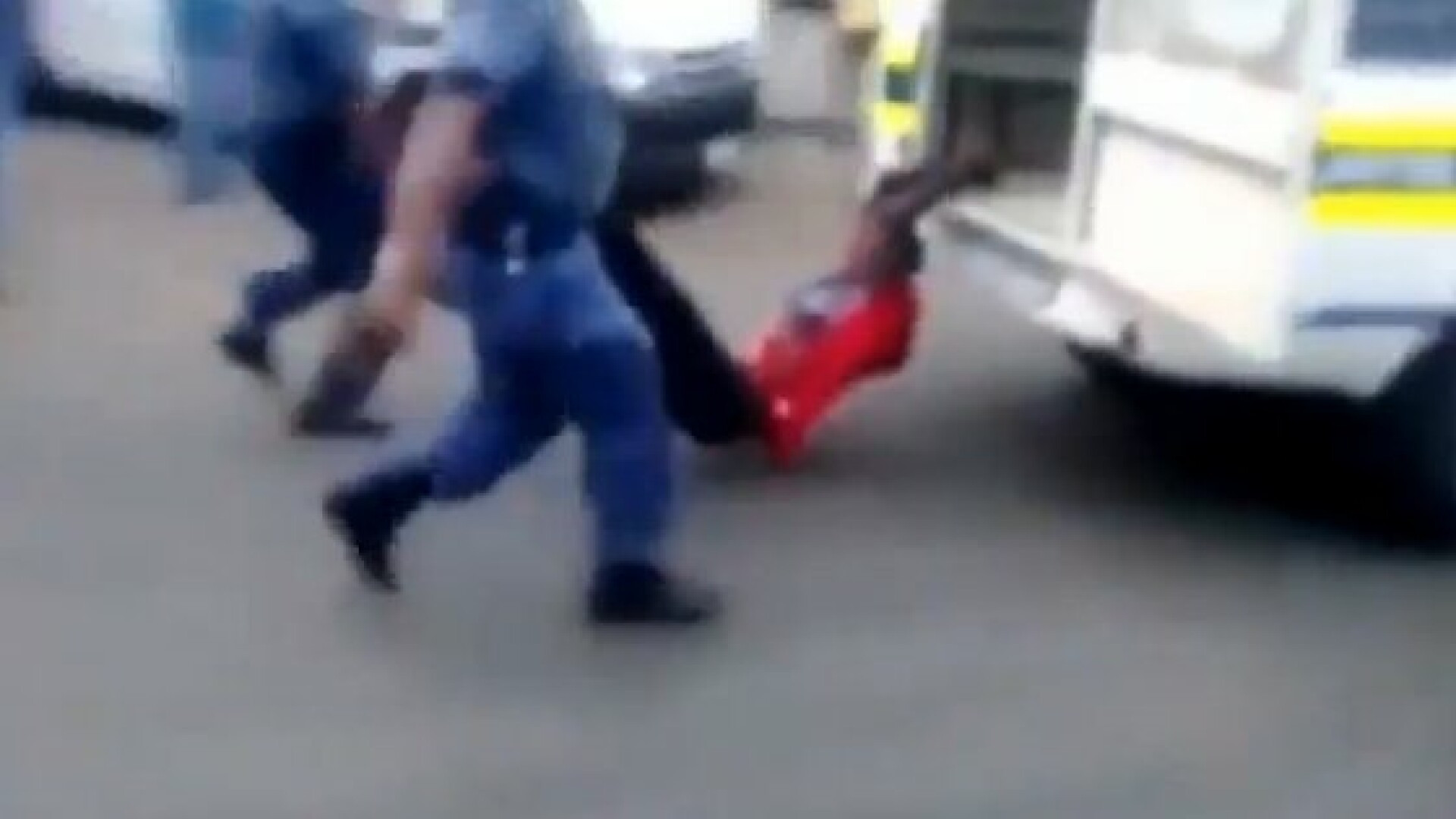 8 politisti sud africani arestati dupa ce au ucis si tarat cu duba un taximetrist