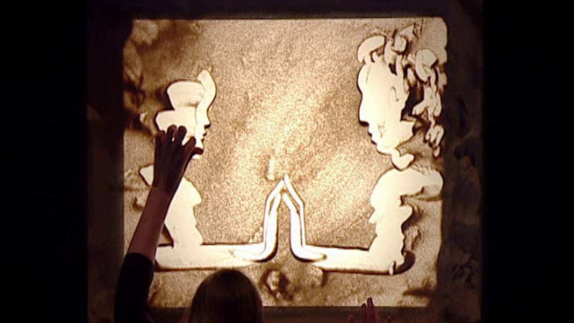 Ana Munteanu, tanara care a ridicat sala in picioare cu pictura sa in nisip. VIDEO