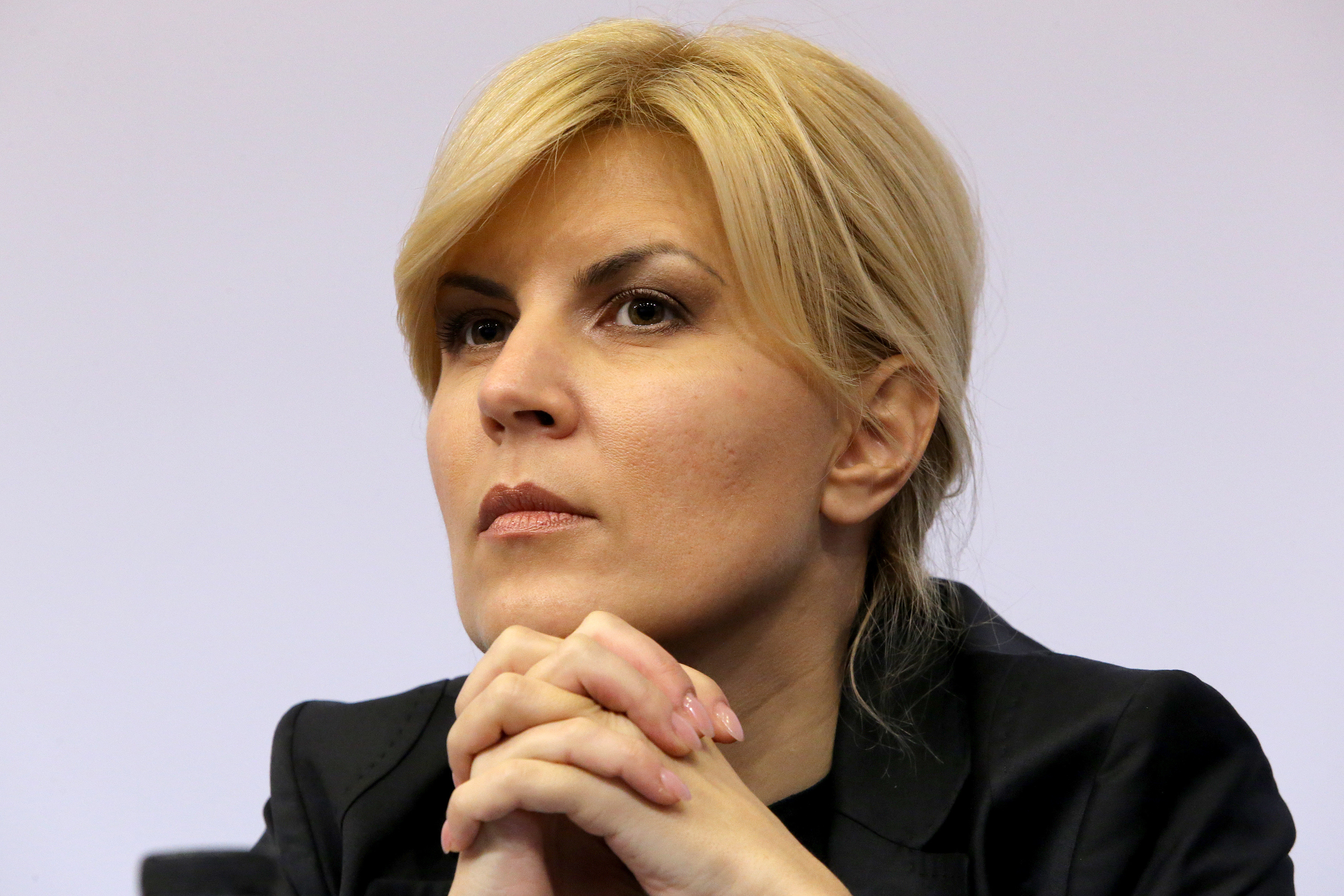 Udrea, intrebata despre iPad-ul mini pe care il are: E usor de purtat, dar e greu de citit de pe el