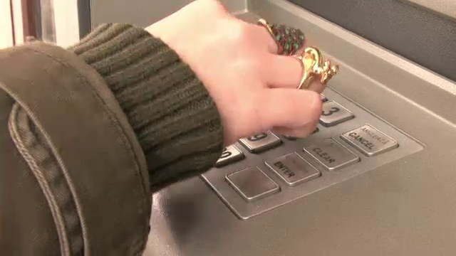 Se vedea cu ei si ii lasa fara niciun ban pe card.Cum a jefuit o femeie din Oradea mai multi barbati