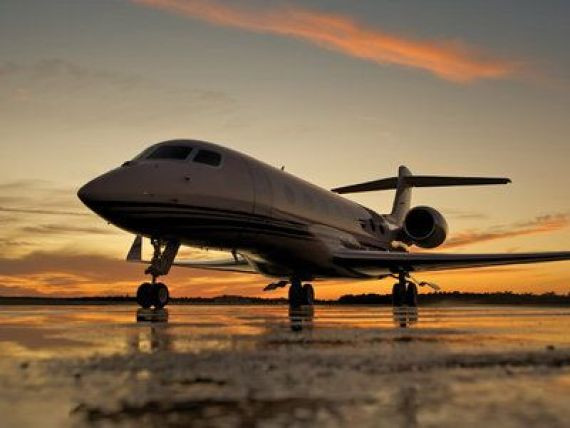 Un octogenar innebunit dupa adrenalina a cumparat avionul care atinge viteza sunetului