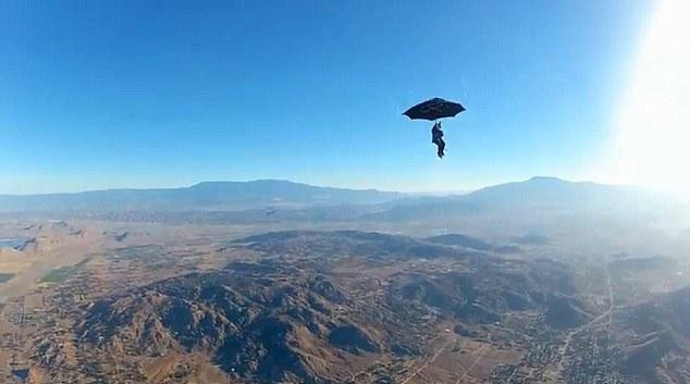 S-a crezut Mary Poppins: ce s-a intamplat dupa ce a sarit cu o umbrela pe post de parasuta