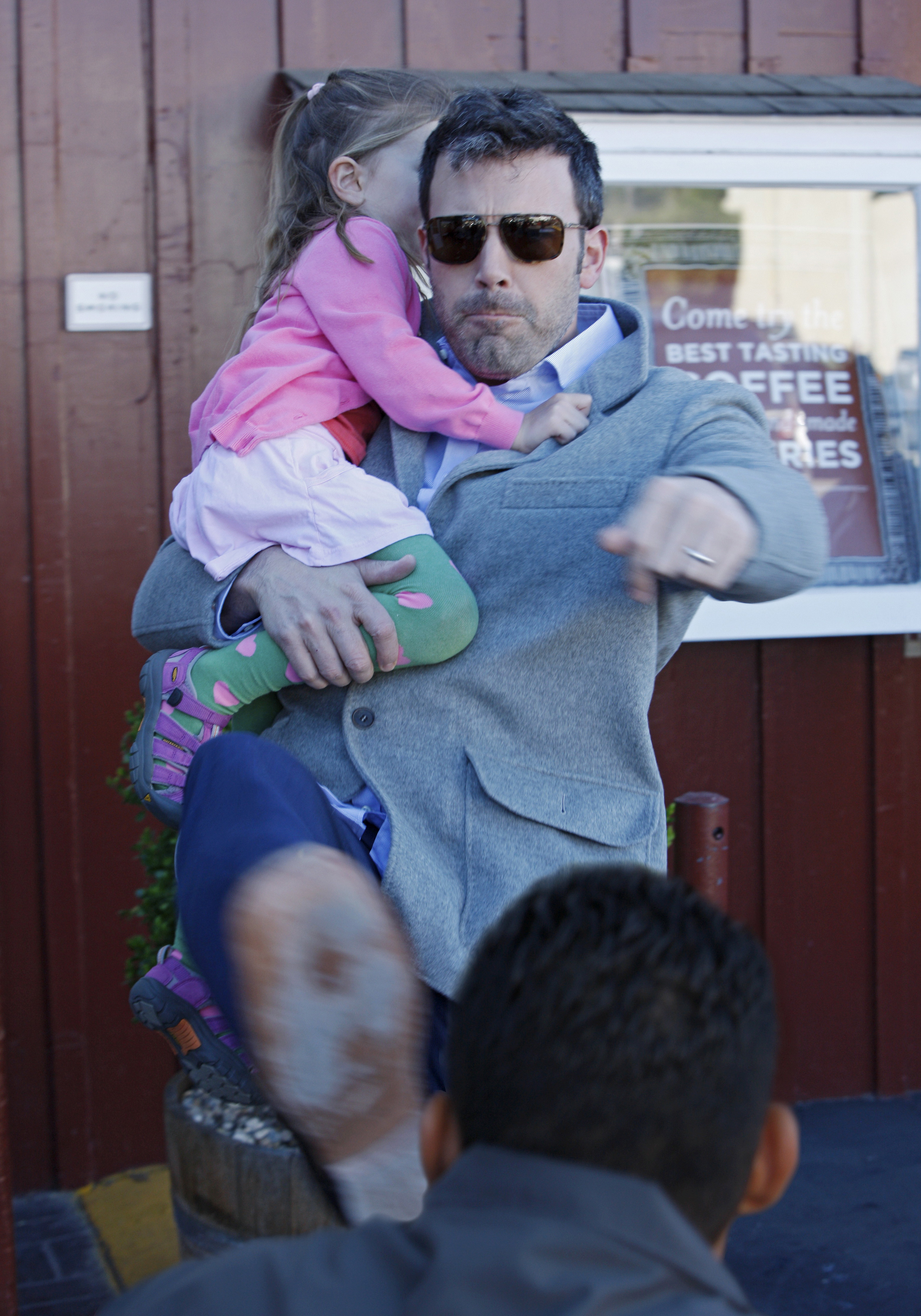 Ben Affleck, acuzat ca a incercat sa loveasca un fotograf cu piciorul: de ce a fost suparat actorul