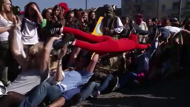 3000 de romani au dansat Harlem Shake in Piata Unirii din Cluj. VIDEO