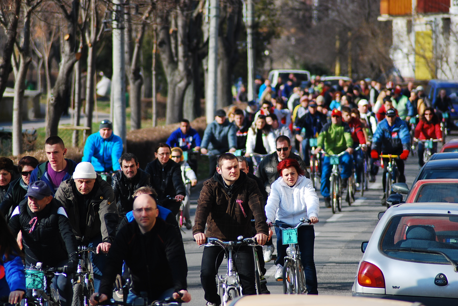 Soarele i-a scos din case pe lugojeni. Peste 300 de persoane au pedalat pe strazile orasului. FOTO