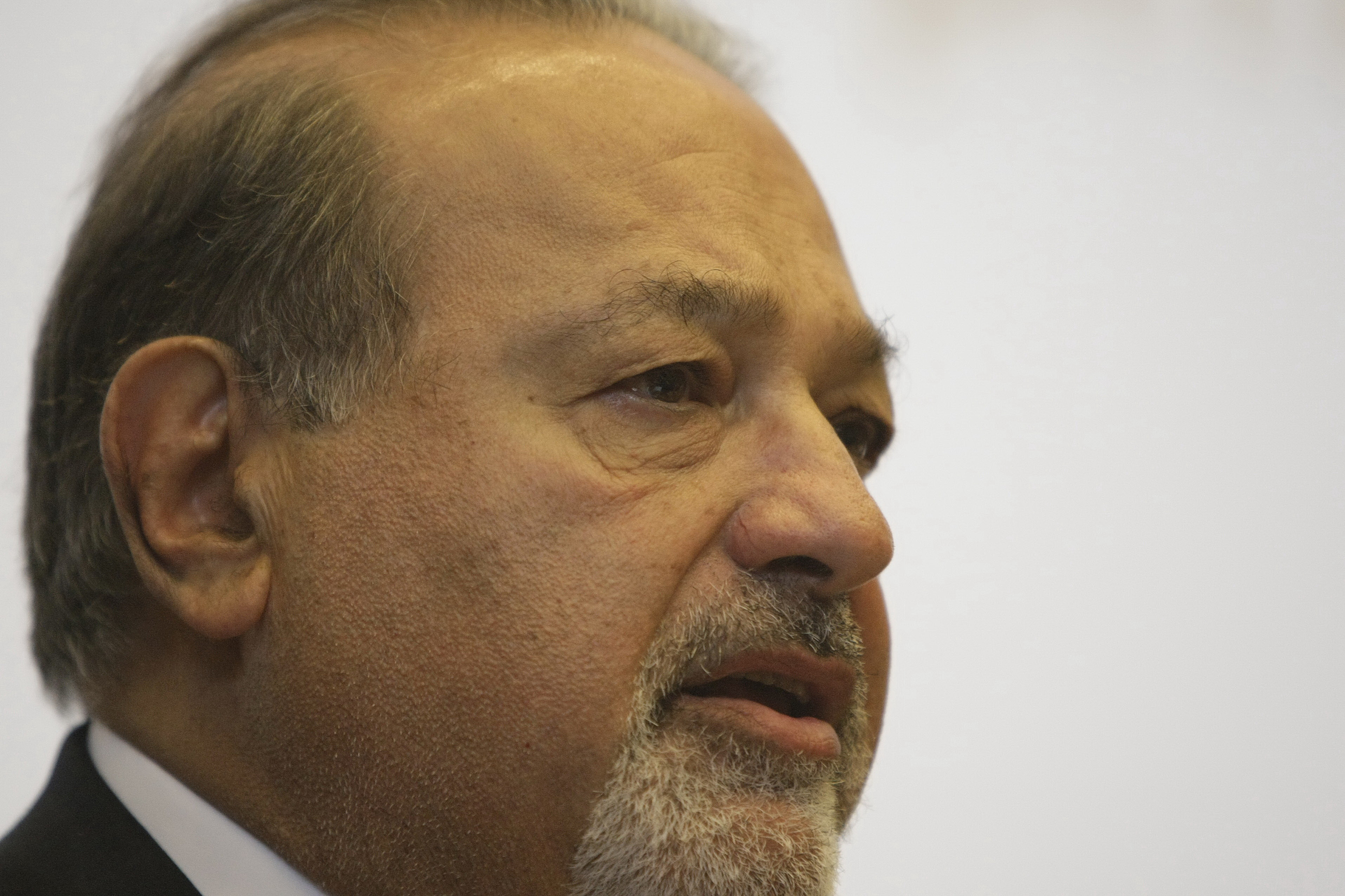 Carlos Slim Helu, in pericol sa-si piarda titlul de cel mai bogat om din lume. Cine ii va lua locul