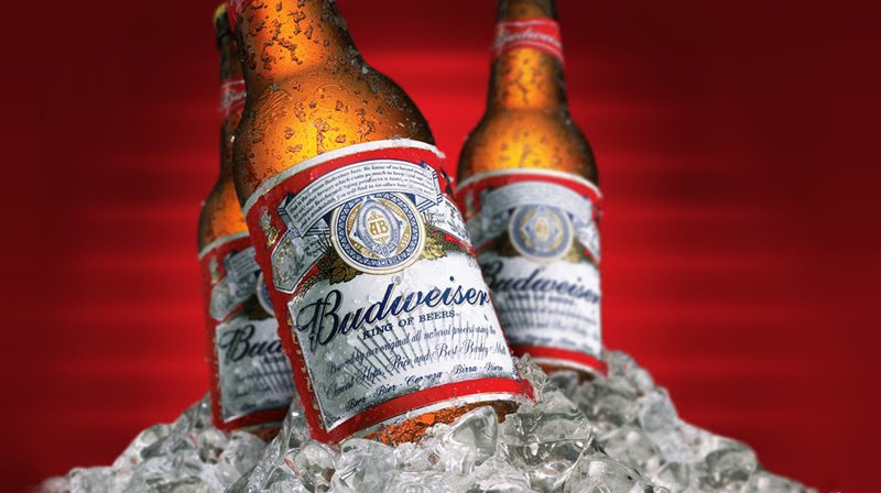 Acuzata ca pune prea multa apa in bere, compania ce produce Budweiser raspunde in 10 ziare nationale