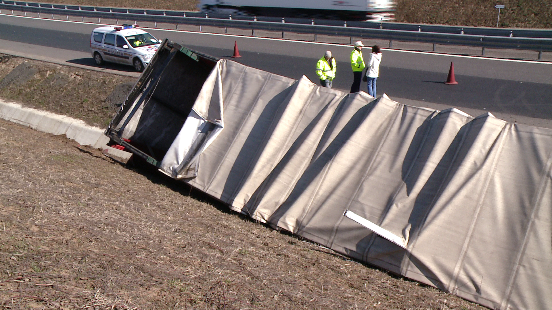 Un autocamion incarcat cu materiale textile s-a rasturnat pe soseaua de centura a orasului Alba Iulia