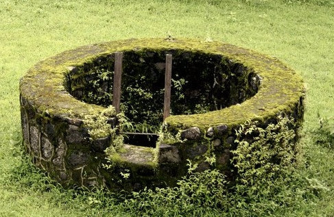 Un sat din Mures s-a transformat intr-un roman politist. Mai multe oase, gasite in fantana parasita