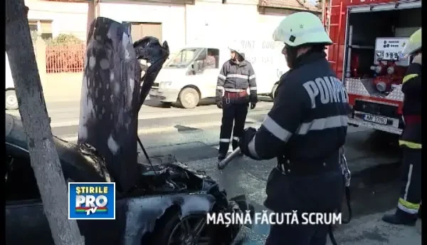 O masina s-a facut scrum, iar soferul abia a reusit sa iasa la timp