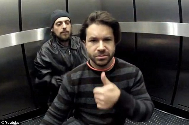 In ce ipostaza au fost filmati in lift. Unii au impietrit in fata scenei, altii au facut poze. VIDEO