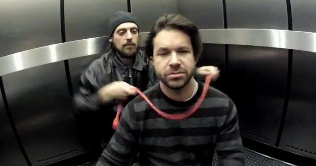 Tu ce ai face daca ai da peste o crima in desfasurare? E doar o farsa :) VIDEO