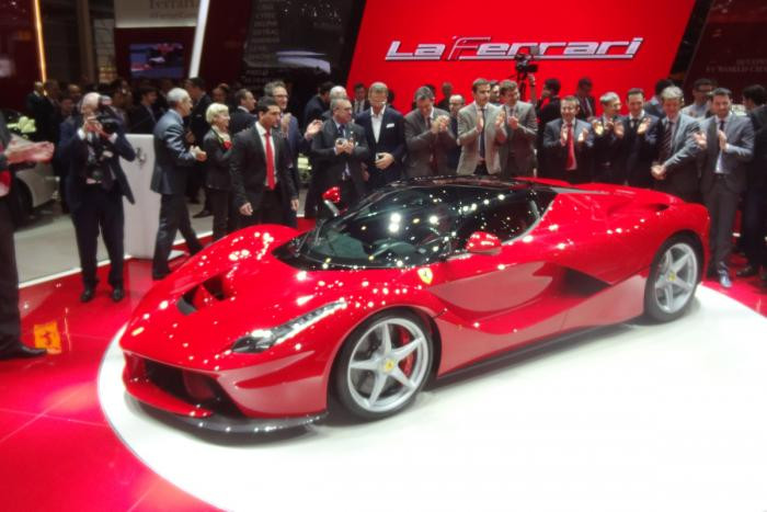 Acesta este Ferrari-ul SUPREM! Sute de oameni s-au calcat in picioare sa-l vada la Geneva! VIDEO