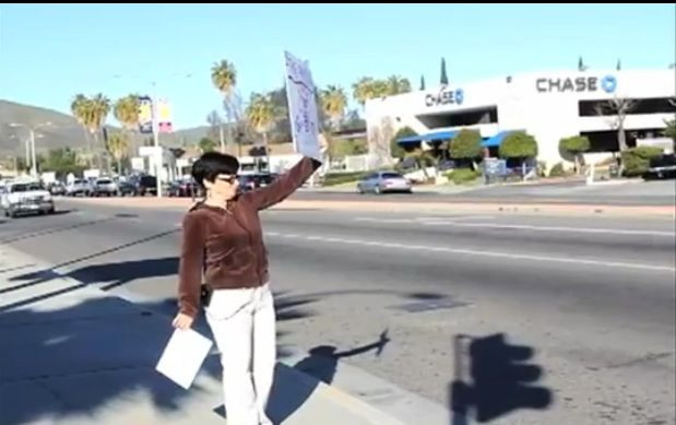 Disperata ca fiica nu isi gaseste o slujba, o mama a avut o idee inedita pentru a o ajuta. VIDEO