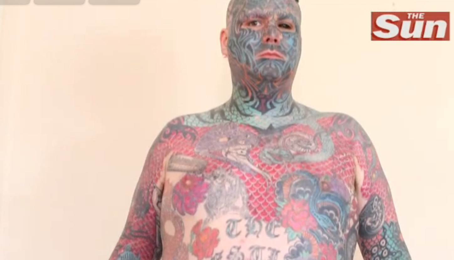 Cel mai tatuat barbat din Marea Britanie si-a pictat si globul ocular: nimeni nu-l mai recunoaste