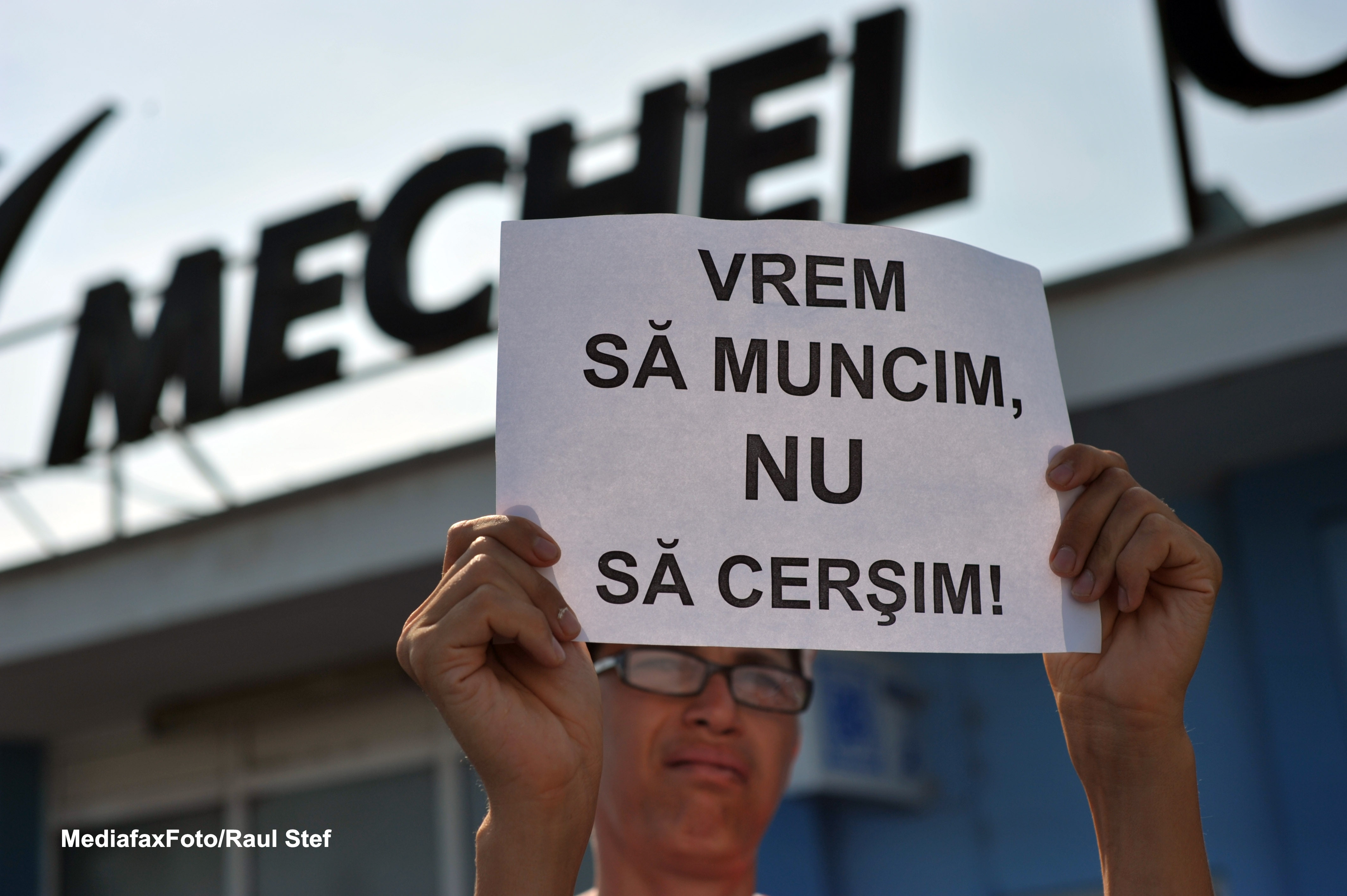 Primii 100 de fosti angajati ai combinatului din Campia Turzii si-au primit astazi banii