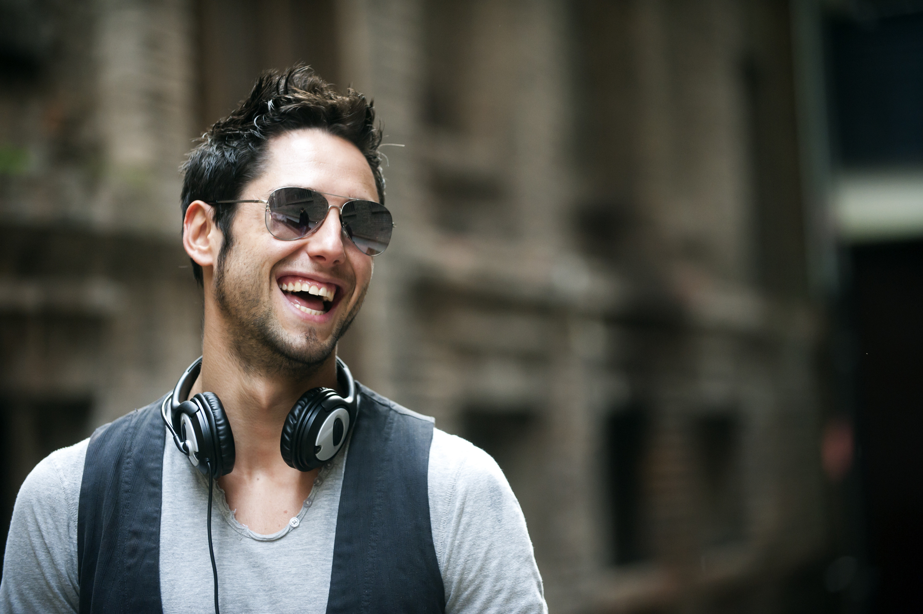 Motivul pentru care barbatii frumosi sunt considerati mai amuzanti: