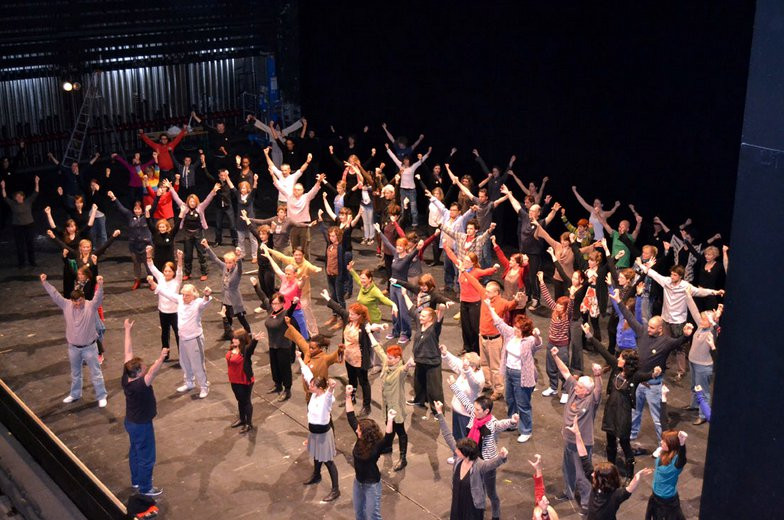 Lumea teatrului isi deschide portile. Actorii amatori sunt asteptati pe scena