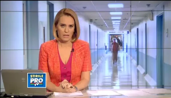 Tatal unui bebelus mort la nastere s-a legat cu lanturi de gardul clinicii unde lucreaza medicul