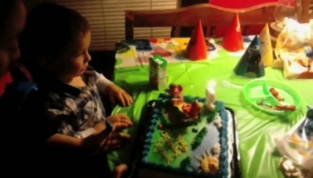 Ce a gasit un barbat intr-un tort aniversar. "Ne cerem scuze. Ne bucuram ca nu s-au ranit". FOTO