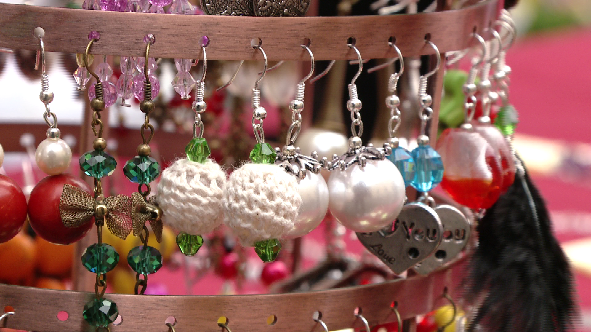 Barbati scosi din impas. Pe strada Marasesti pot gasi cadoul ideal pentru femeile din viata lor