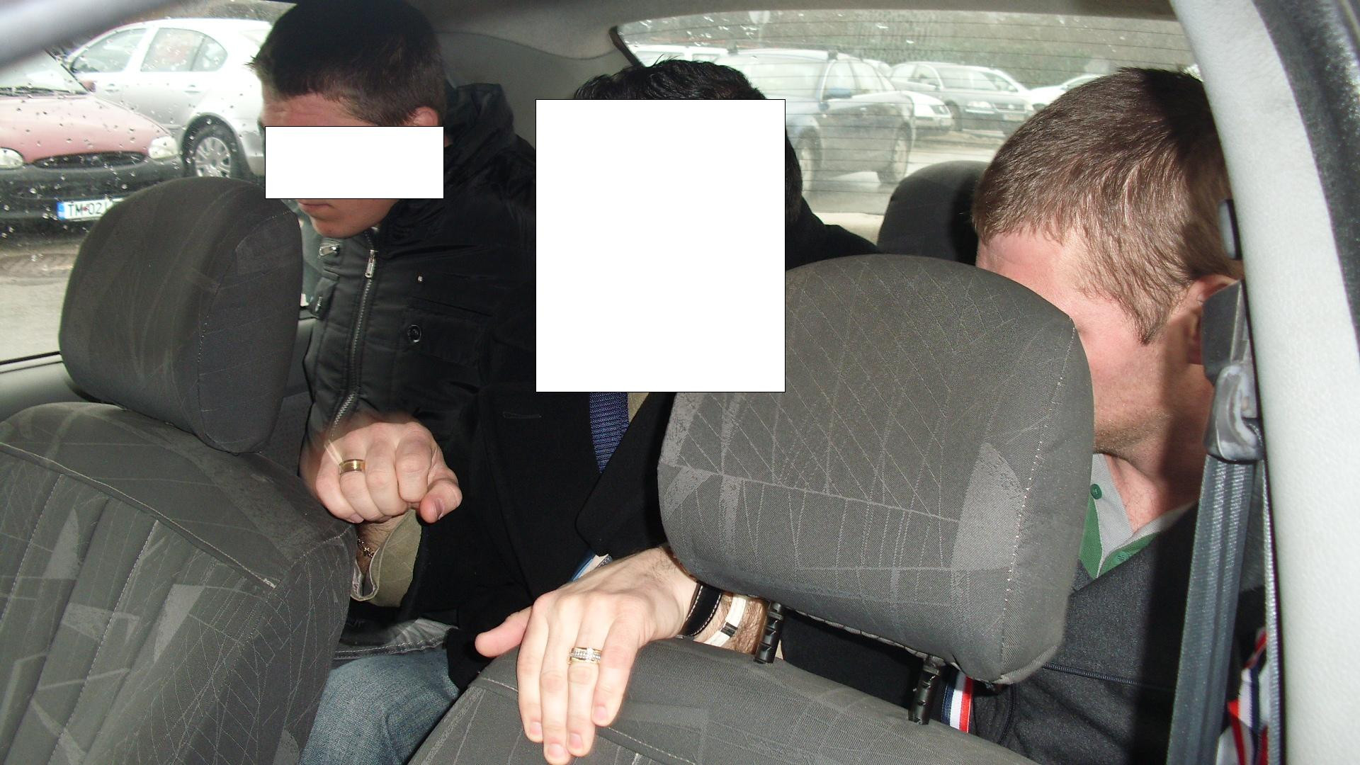 Doi talhari au fost retinuti dupa ce au amenintat cu un cutit un barbat caruia i-au furat cardul